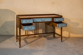 Письменный стол с 5 голубыми ящиками.