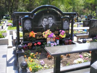 На фото двойной памятник на могилу с аркой по контуру в СПб