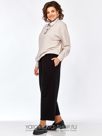 Брючный трикотажный комплект: бежевый джемпер, черные брюки