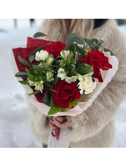Букет из ажурных роз, диантусов и альстромерии