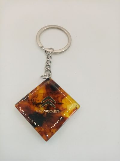 Брелок из натурального янтаря "Сitroen"