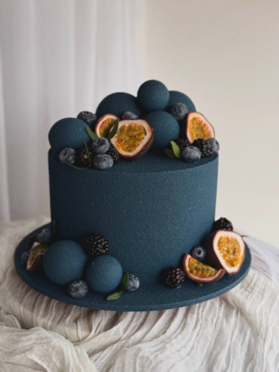 Торт с ягодами и маракуей