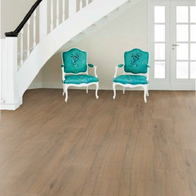 Ламинат Wineo Дуб Дикий Темно-Коричневый LA187LV4 в интерьере гостиной