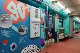 Большой тетрис из пластика. Интерактивное оформление вагона метро.