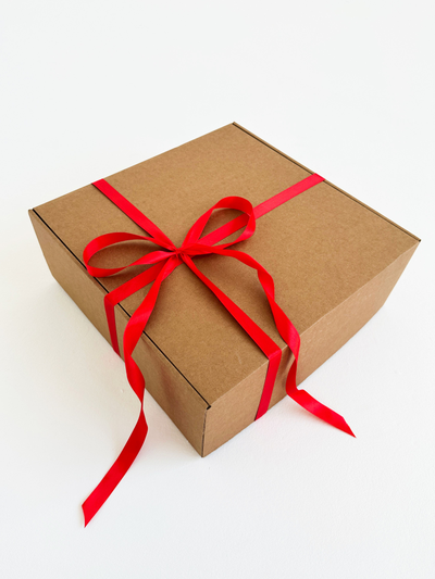 Большая подарочная коробка GILEV 37х37х14см с красной лентой и наполнителем крафт