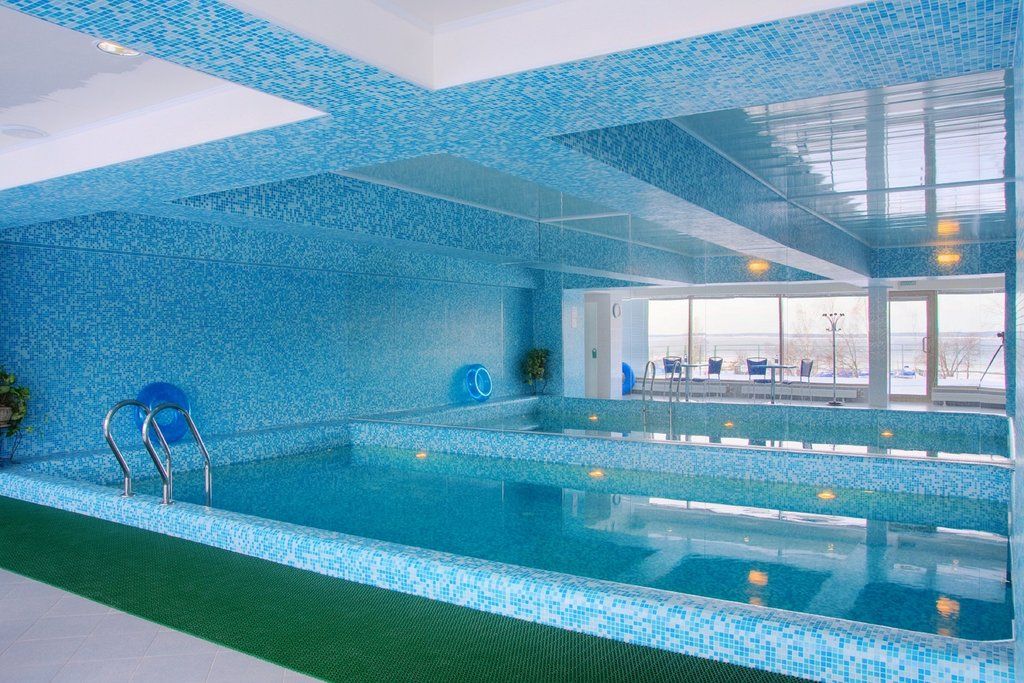 Бассейн черные камни сортавала. Сауна с джакузи. Спа сортавала с бассейном. Времена года карелия спа комплекс. Спа сортавала с бассейном.