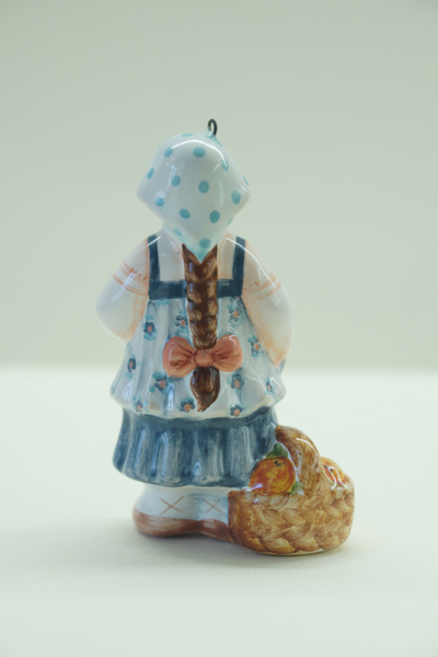 Девочка с яблоками