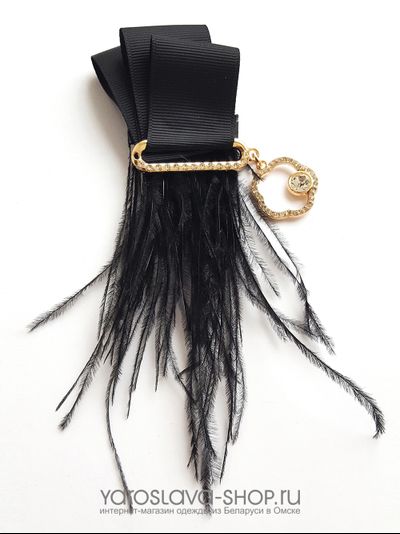 Брошь с лентой и перьями