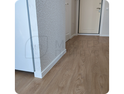 Плинтус ХДФ Dollken Cubu Flex Life 60мм Х 2,5 м Белый RAL 9003 в интерьере 6