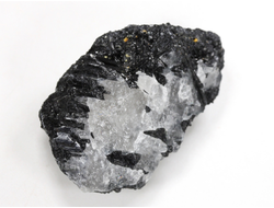 Кварц, черный турмалин (шерл), необработанный образец, Бразилия (50*29*23 мм, 39 г) №38082