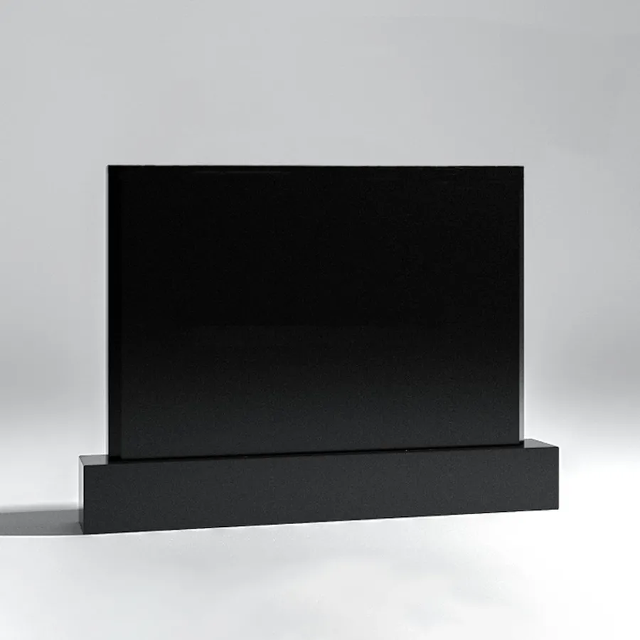 Памятник (габбро-диабаз).
Размеры стелы - 50*100/60*120 см.
Толщина - 5/8 см.
Стоимость - от 41000 руб. (за комплект с тумбой и цветником)