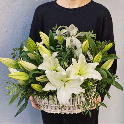 Корзина из белых лилий