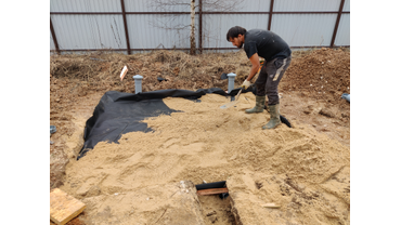 Обсыпаем песком сверху наше дренажное поле