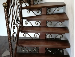 Одинарный " Елочка " с коваными подступенками на каркасе