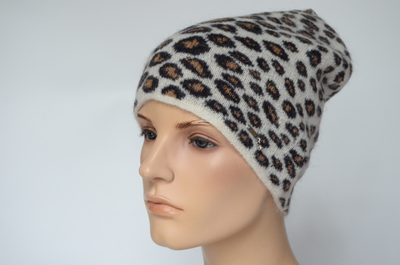 pyatnistaya-vyazanaya-shapka-leopard-vizio-italiya-1027-belaya