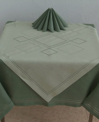 Набор столового белья: зеленая скатерть с вышивкой и салфетки из льна