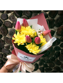 Стильный букет из тюльпанов и хризантем