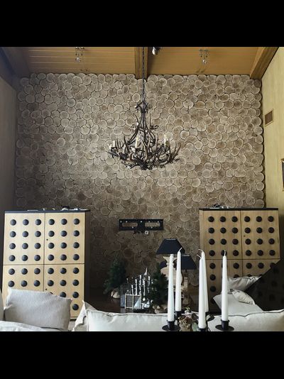 отделка стены дубовыми спилами "чешуя"