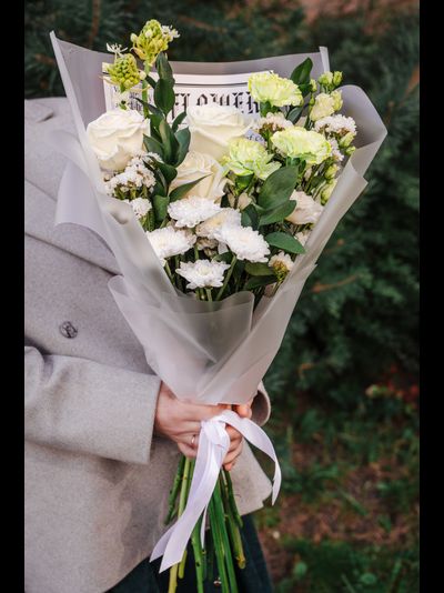 Белый с зелеными гвоздиками