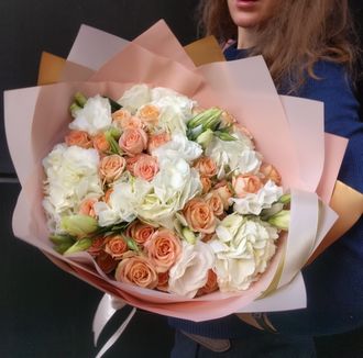 Недорогой букет цветов с доставкой в персиковых тонах из гортензии и кустовой розы