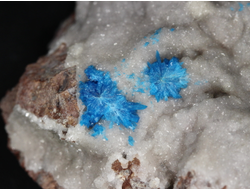 Кавансит, кристаллы на породе, Индия (43*40*22 мм, 39 г) №28632