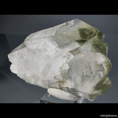 Горный хрусталь, "фаден - с белой полосой" с включениями хлорита. Северная Осетия. 68*44*20мм