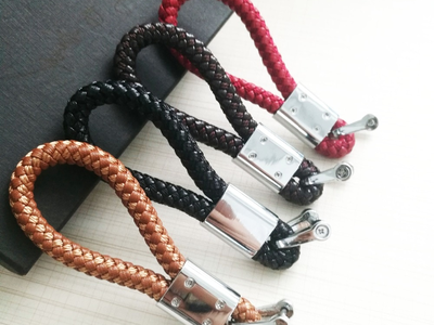 БРЕЛОК С КОЖАНЫМ ПЛЕТЁНЫМ РЕМЕШКОМ С ЛОГОТИПОМ АВТО