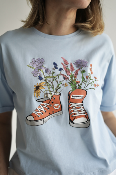 ЖЕНСКАЯ ФУТБОЛКА ГОЛУБАЯ "ЦВЕТОЧНЫЕ КЕДЫ"