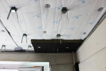 Монтаж плит "СтопЗвук БП Премиум" в системе шумоизоляции потолка