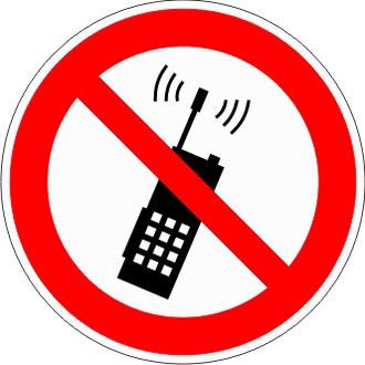 Знак P18 «Запрещается пользоваться мобильным (сотовым) телефоном или переносной рацией»
