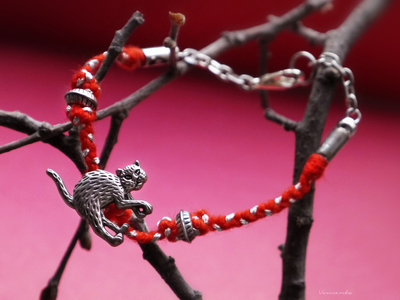 Красная нить с кошечкой, талисман на запястье