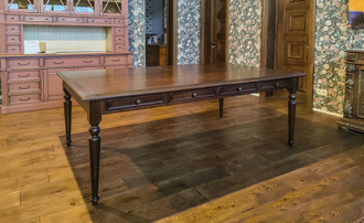 Большой стол обеденный из дуба с 8 ящиками.