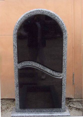 Фото вертикального бюджетного памятника на могилу в форме полукруга и волной посередине в СПб