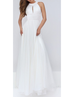 Великолепное белое свадебное платье А-силуэта с американской проймой выполнено из шифона и атласа