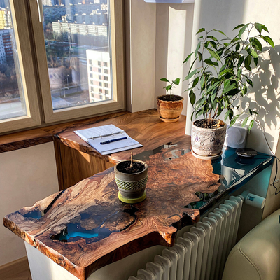 подоконник из дерева, подоконник-стол, подоконник из слэба, подоконник из дерева с неровным краем