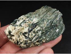 Актинолит в белом тальке, необработанный, дикий образец, Россия, Северный Кавказ, КЧР (62*48*25 мм, 102 г) №37771