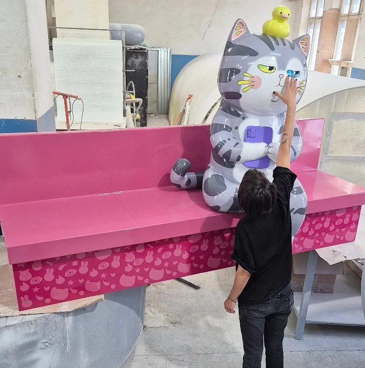 Большой кот из стеклопластика