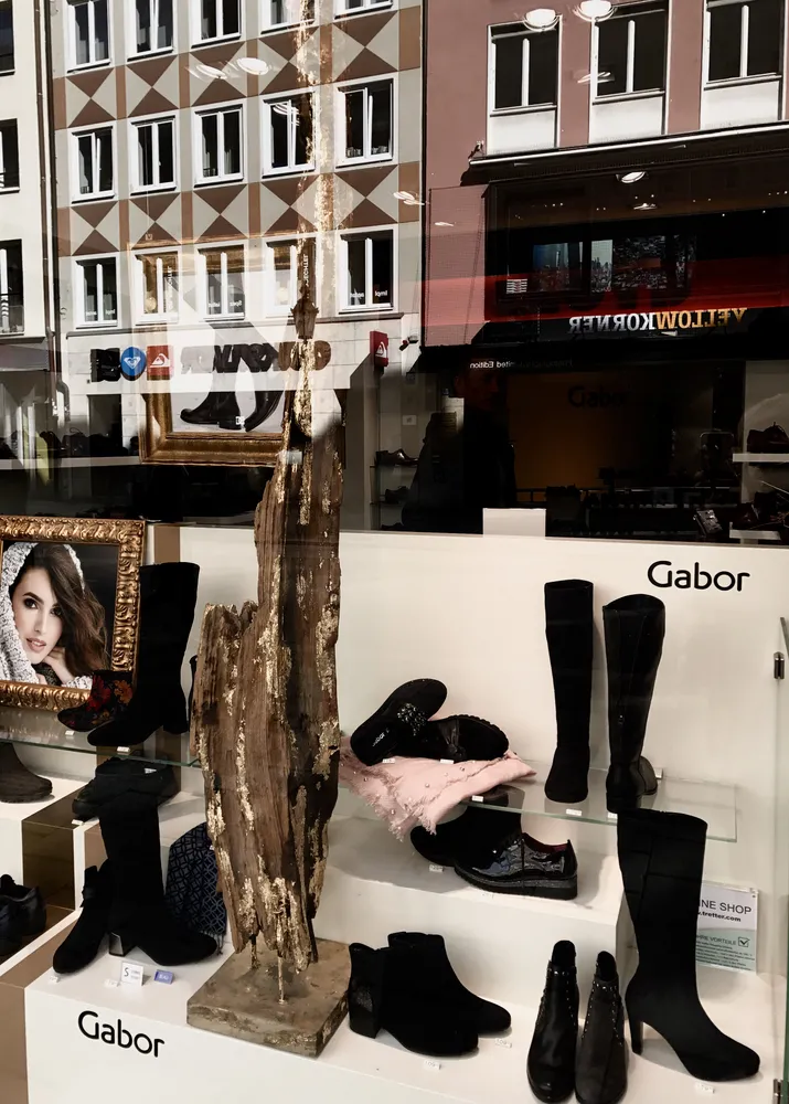 Декор витрины обувного магазина, Мюнхен, Германия.