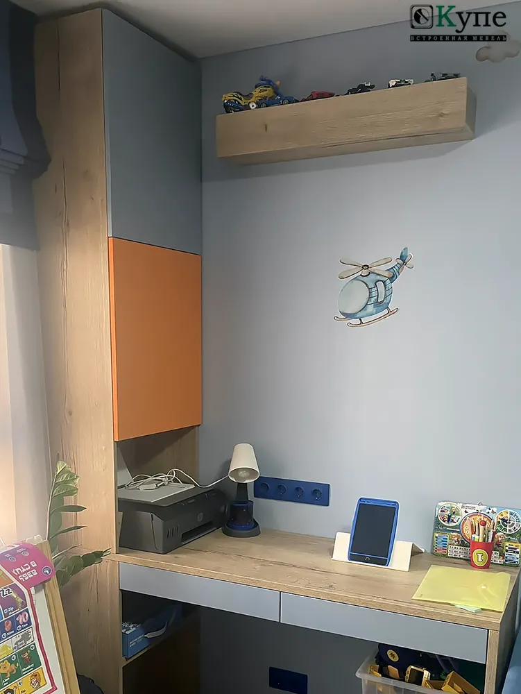 040-1 Рабочая зона в детской комнате. 
Фасады: ЛДСП Egger U540 Деним голубой, Н1180 Дуб галифакс, U332 Ярко-оранжевый
