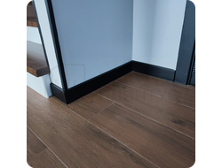 Плинтус ХДФ Dollken Cubu Flex Life 60мм Х 2,5 м 0110/1144 Чёрный в интерьере 2