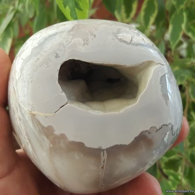 Почки халцедона в полости — полировка.  КЧР. U04