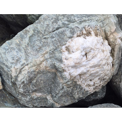 Валун гранитный равный