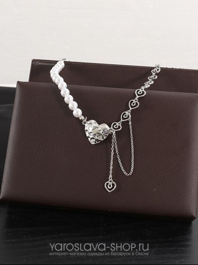 Ожерелье из жемчуга и серебра  с подвеской из мятого металла