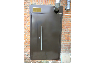 металлическая дверь с отверствиями для дымоотвода