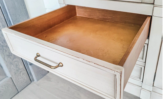 Встроенный шкаф универсальный с перекрестиями.