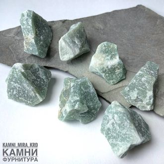 Авантюрин зелёный (кварцит) дикие средние камни 25-45 мм, цена за штуку