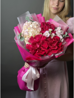 Букет с розовой гортензией и французскими розами