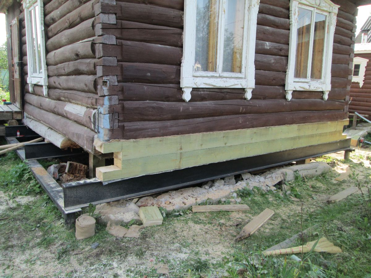 Меняем нижние венцы деревянного дома