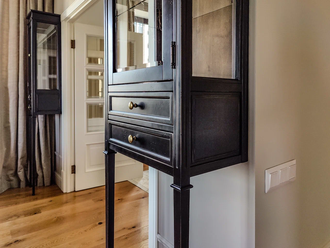 Витрина узкая на двух ножках.