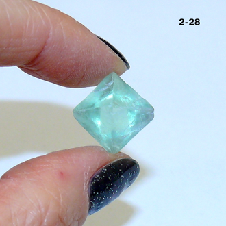 Флюорит натуральный (кристалл) №2-28: 2,9г - 17-16*15мм